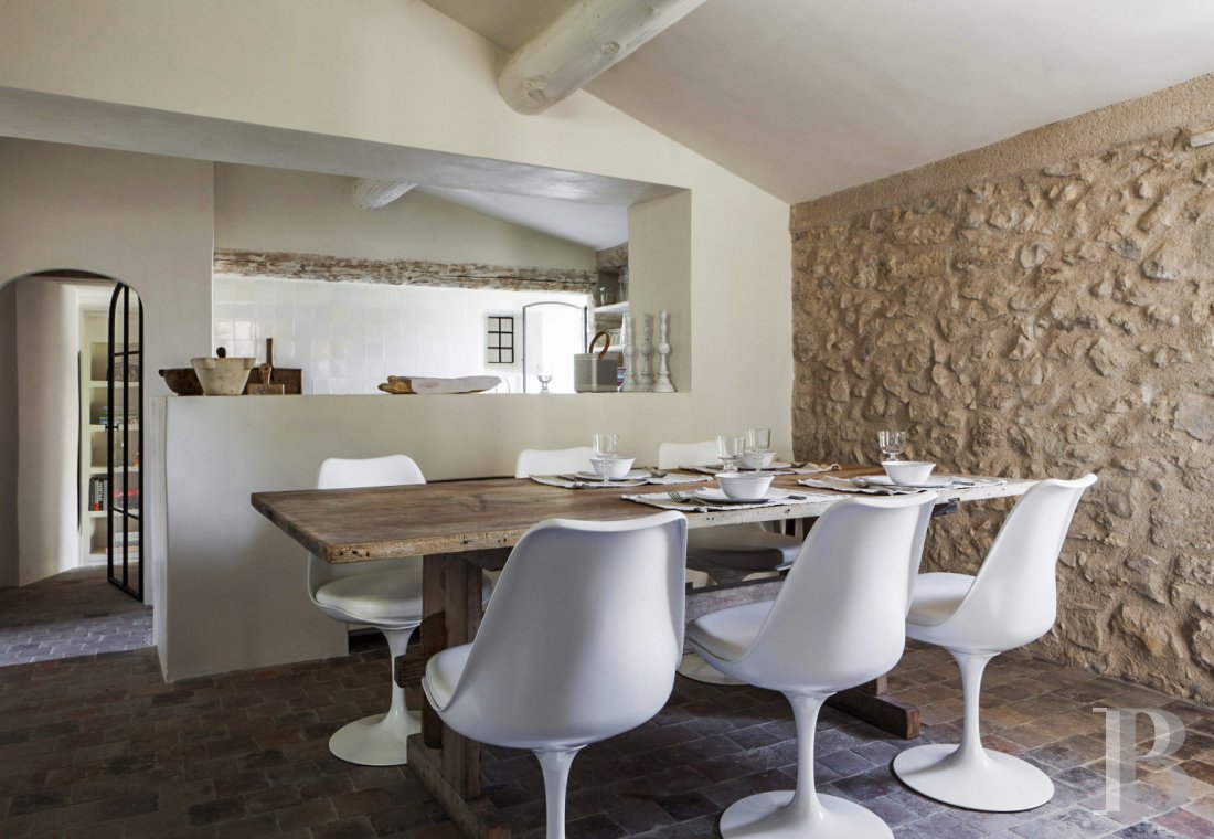 Dans les Bouches-du-Rhône, entre Avignon et Arles, une maison de village des 13e et 14e siècles - photo  n°8